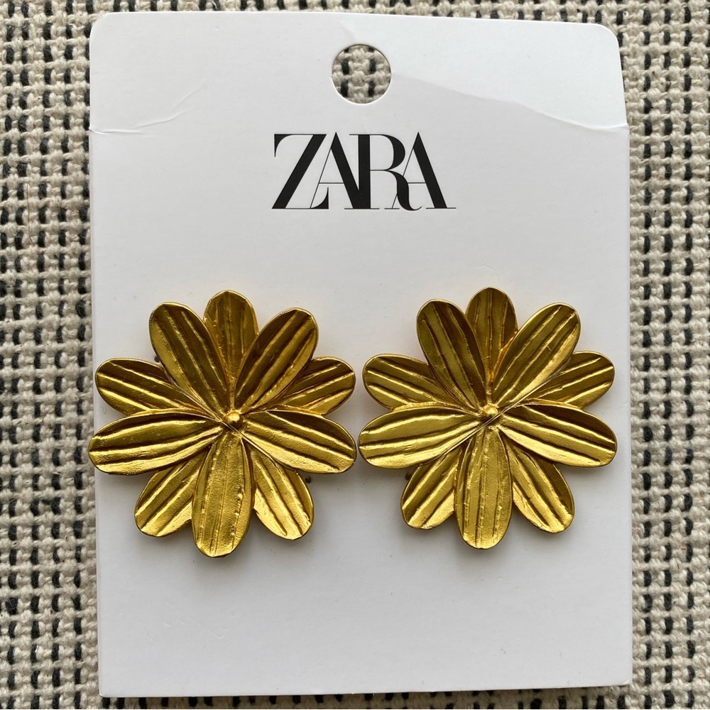 ZARA Gold Daisy Stud Earrings NEW